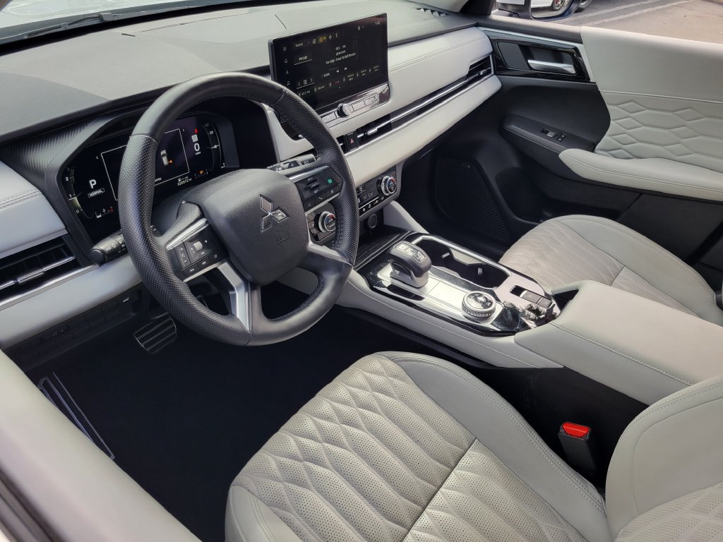 Used 2025 Mitsubishi Outlander AWD image 3