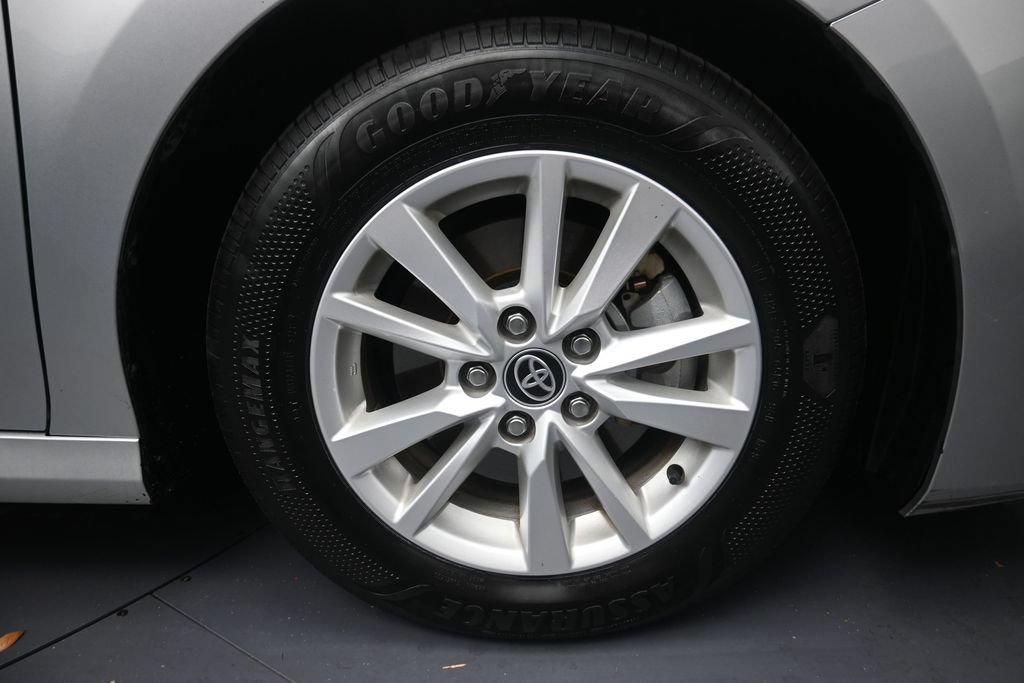 Used 2025 Toyota Camry LE FWD image 5