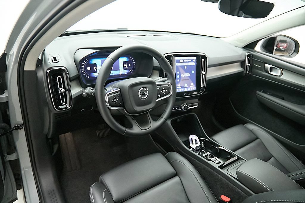 Certified 2025 Volvo XC40 B5 Ultra AWD/4WD image 12