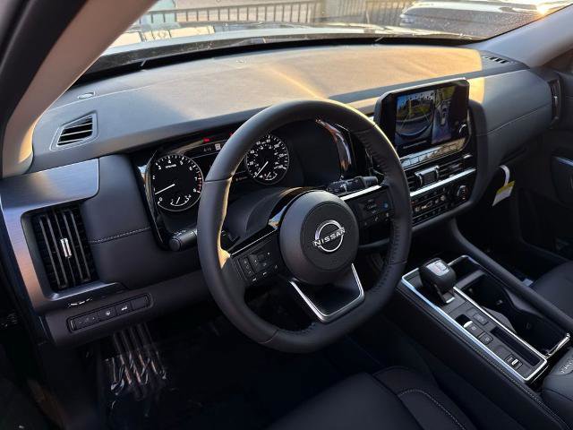 New 2025 Nissan Pathfinder SL w/ Black Appearance Package image 17