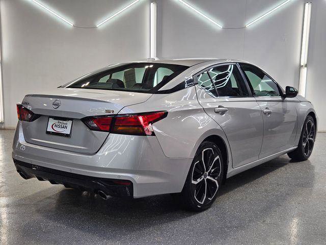 Used 2025 Nissan Altima 2.5 SR w/ SR Premium Package FWD image 4