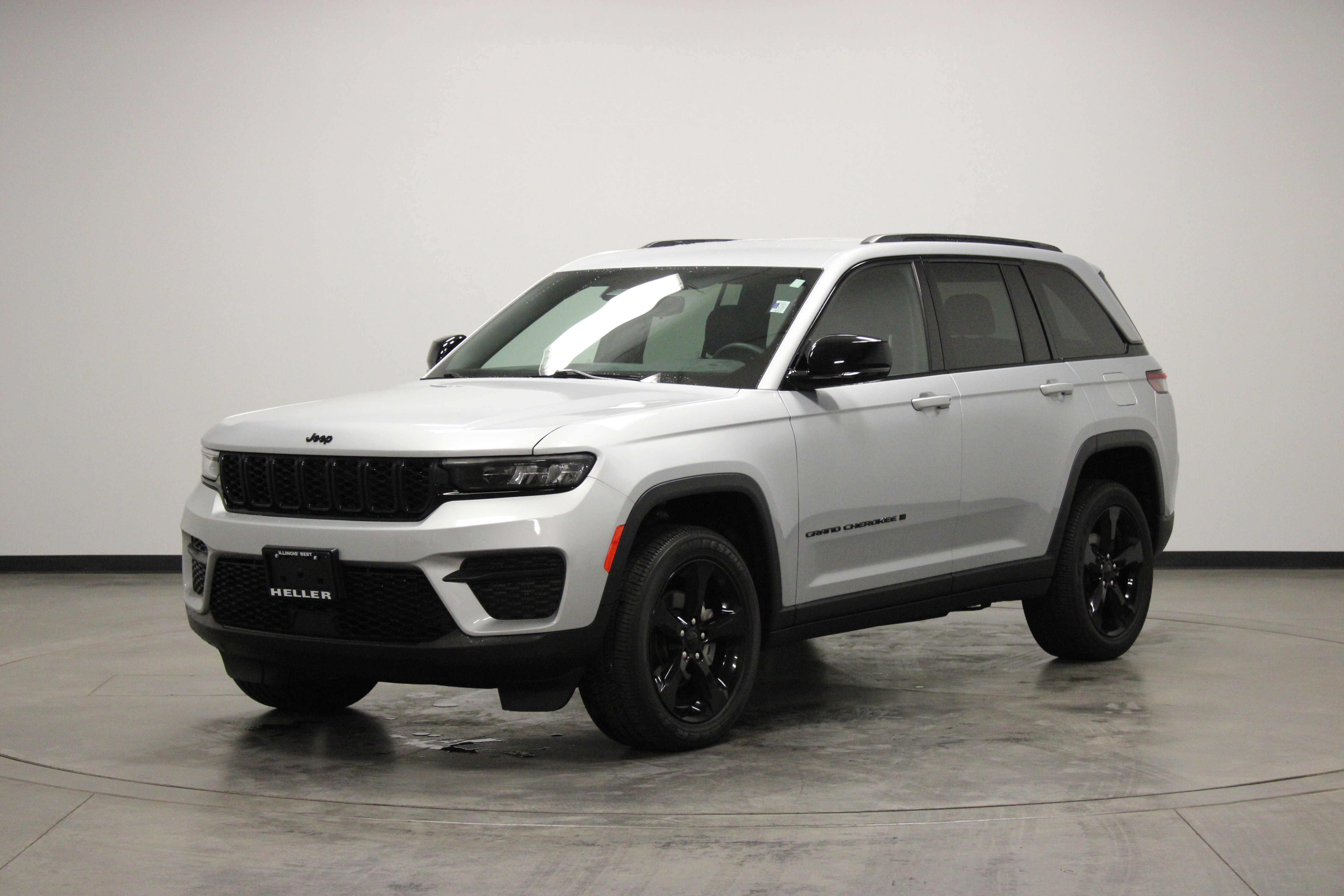 Used 2023 Jeep Grand Cherokee Altitude AWD/4WD image 4