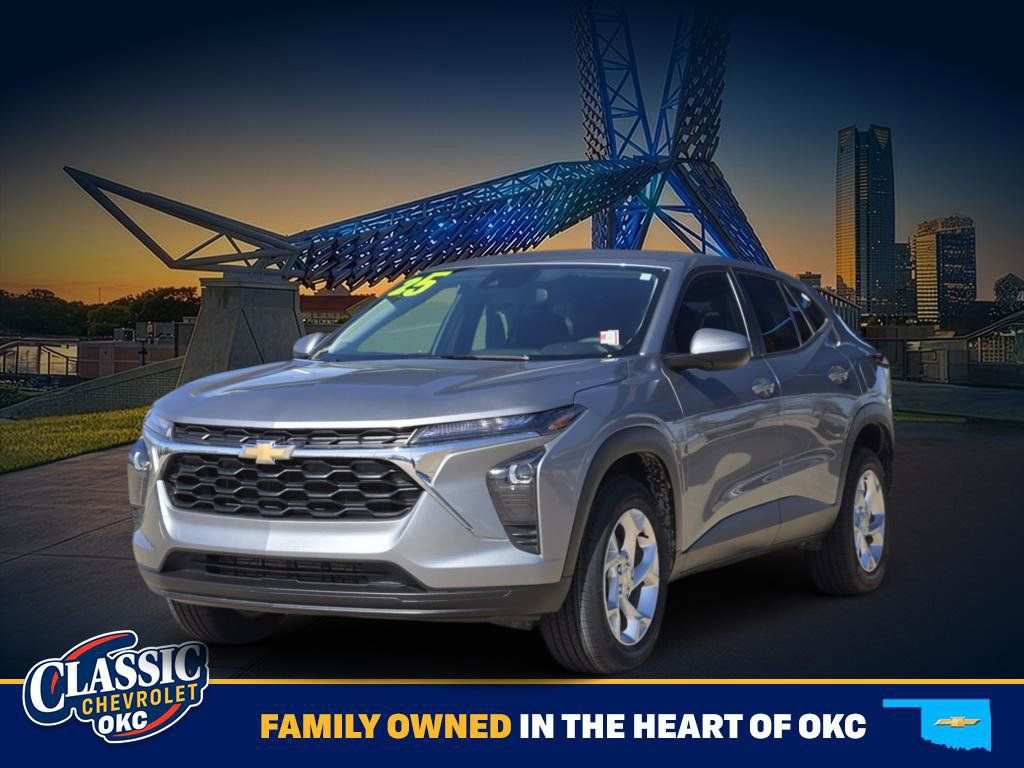 Used 2025 Chevrolet Trax LS w/ LS Convenience Package image 3