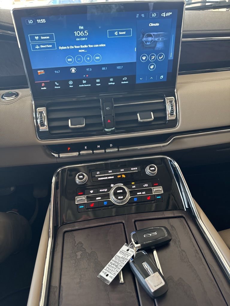 Used 2023 Lincoln Navigator Reserve image 11