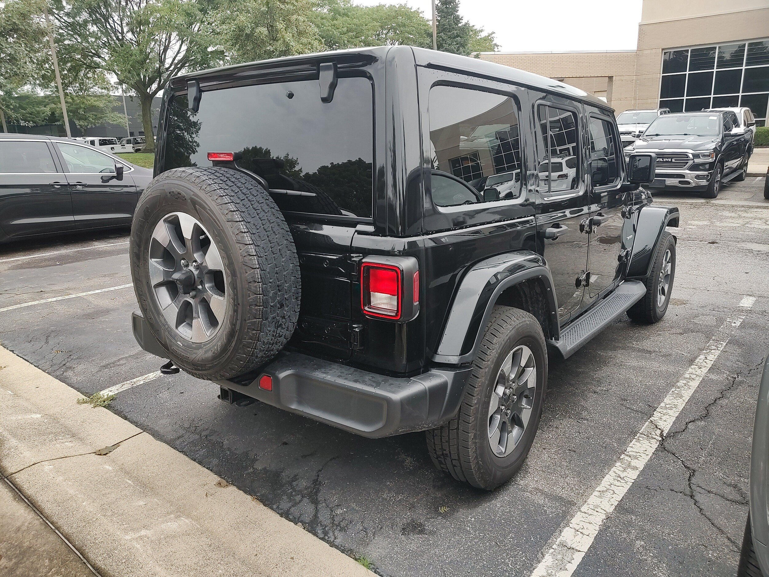 Certified 2023 Jeep Wrangler Unlimited Sahara w/ Cold Weather Group AWD/4WD image 3