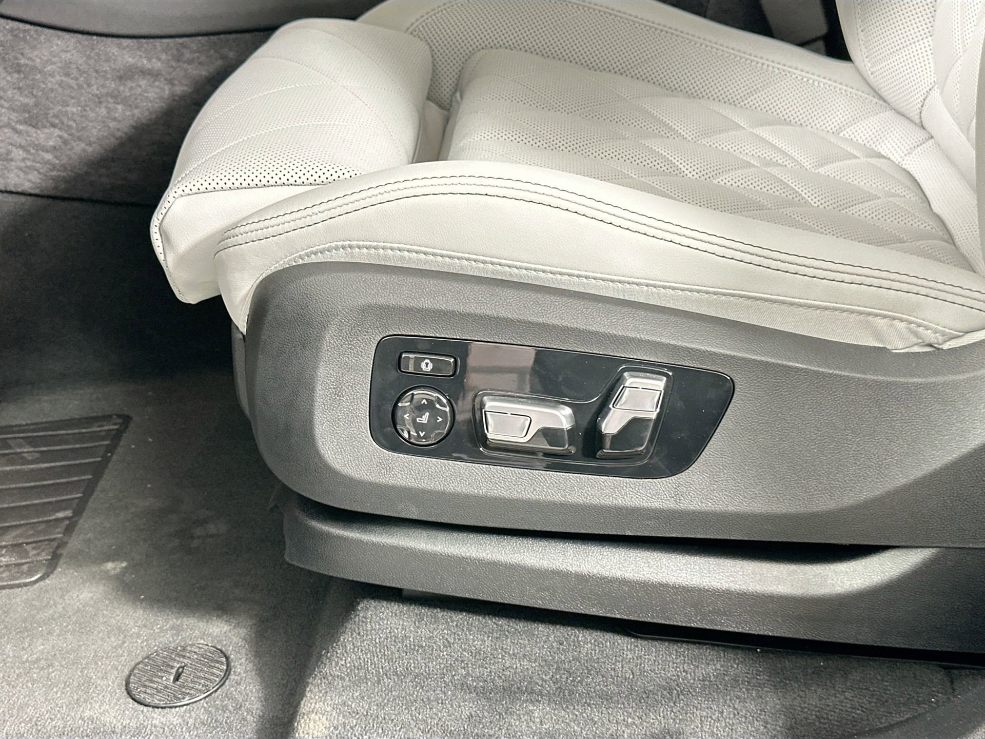 Used 2026 BMW X7 xDrive40i w/ M Sport Package image 20