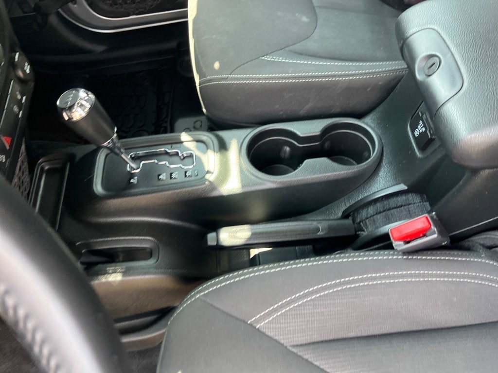 Used 2017 Jeep Wrangler Unlimited Sahara w/ Connectivity Group image 10