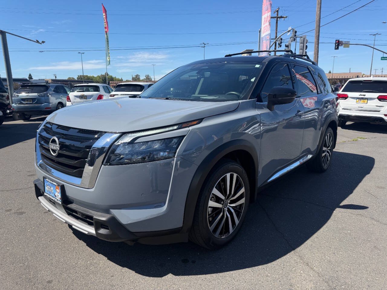 Used 2025 Nissan Pathfinder Platinum w/ Cargo Package AWD/4WD image 4
