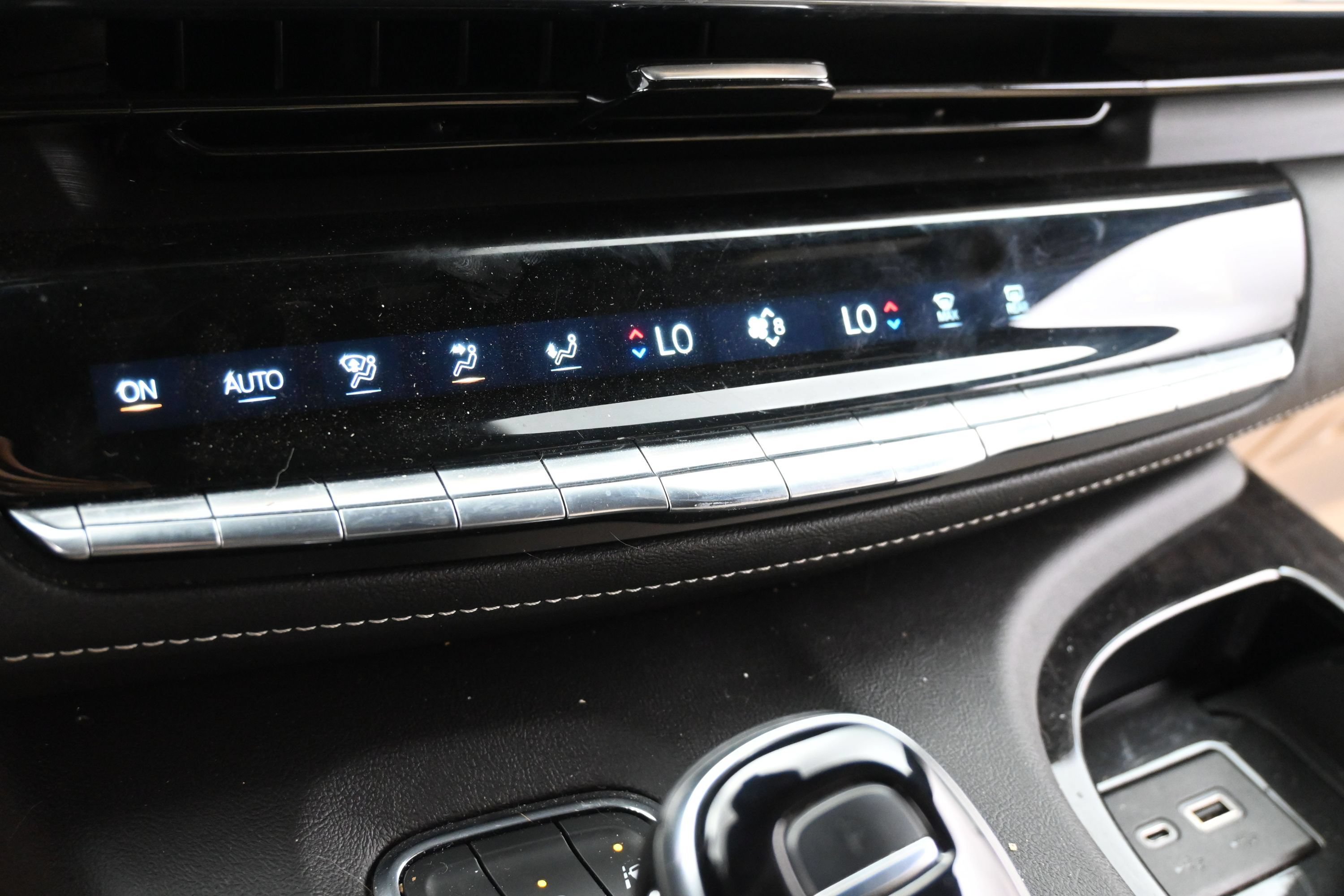 Used 2023 Cadillac Escalade Premium Luxury AWD/4WD image 19