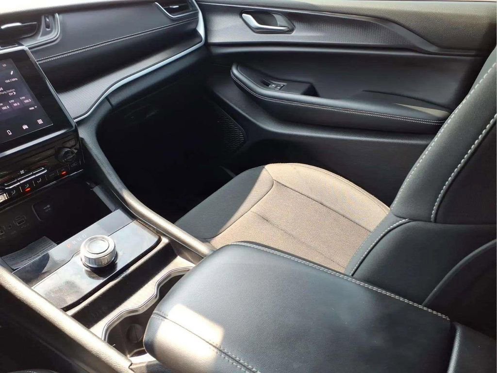 Used 2025 Jeep Grand Cherokee Laredo X image 12