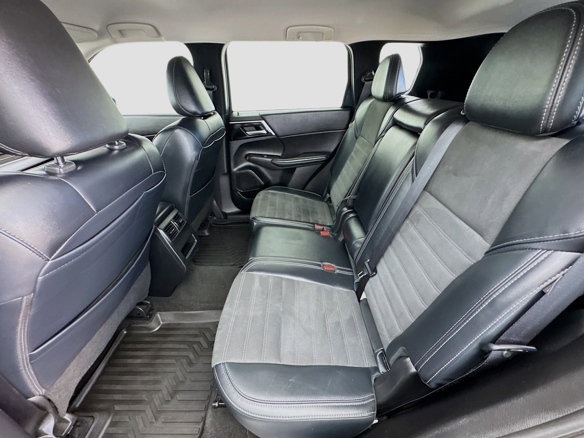 Used 2024 Mitsubishi Outlander SE image 15