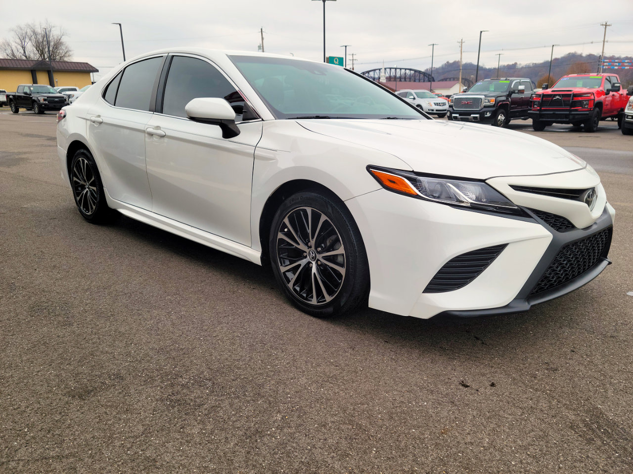 Used 2018 Toyota Camry SE image 3