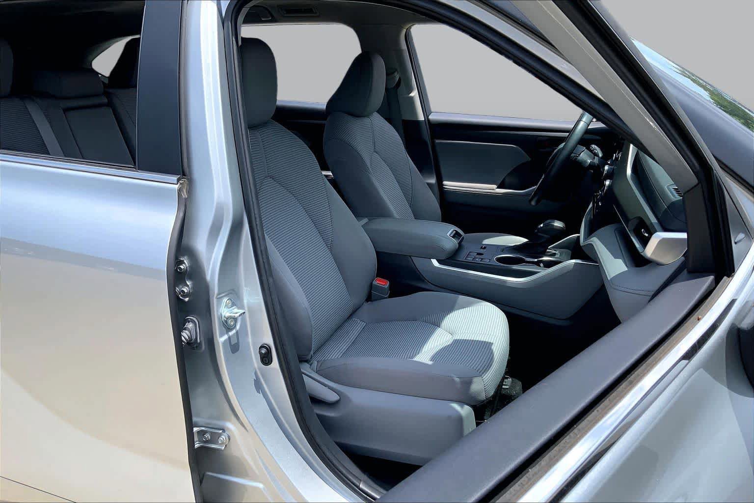 Used 2023 Toyota Highlander LE FWD image 9