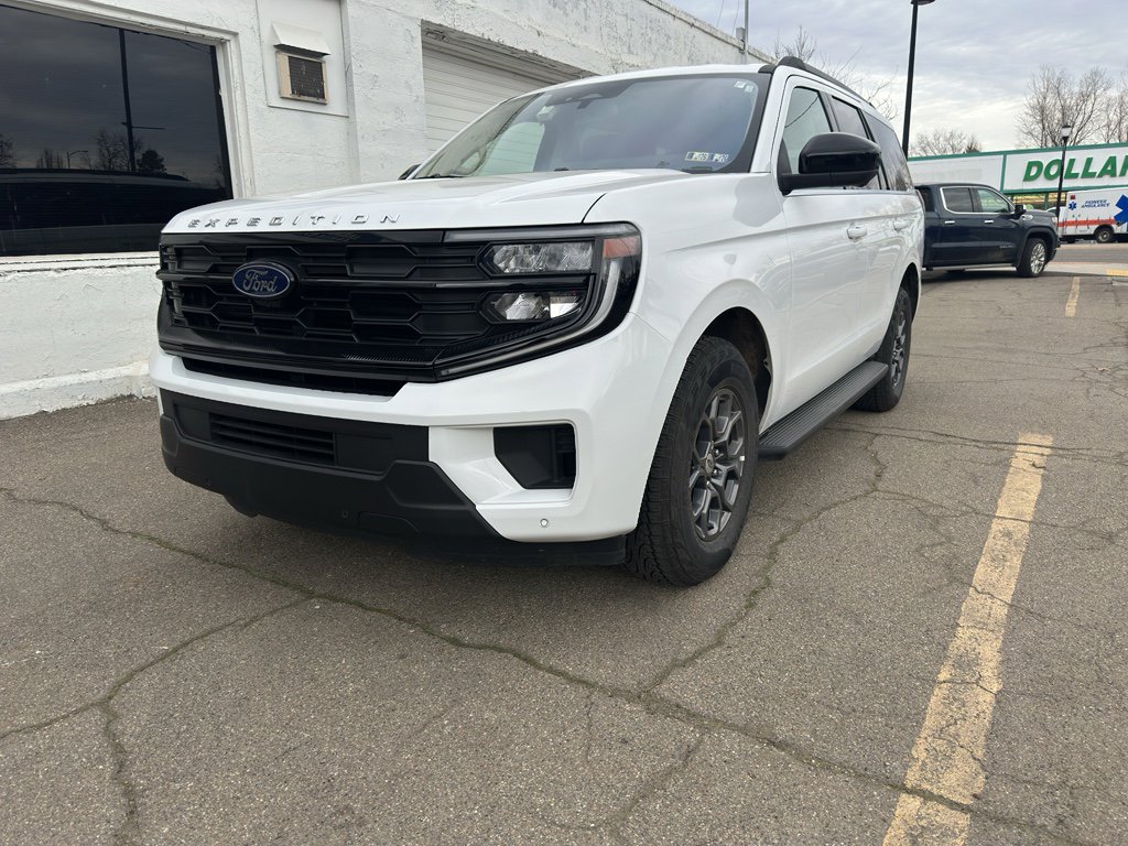 Used 2025 Ford Expedition Active image 3