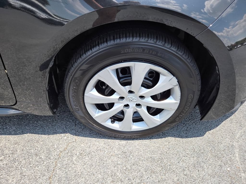 Used 2022 Toyota Corolla LE FWD image 16