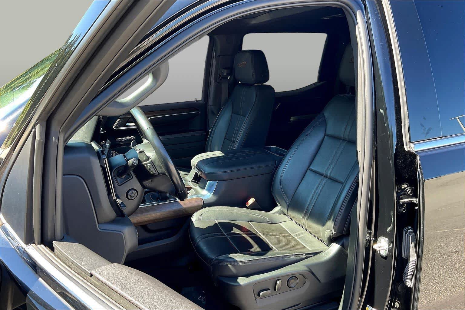 Used 2023 Chevrolet Silverado 1500 High Country w/ High Country Premium Package AWD/4WD image 15
