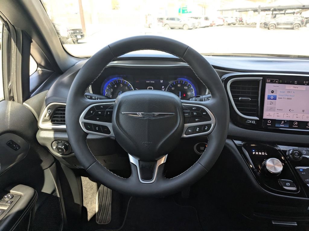 Used 2025 Chrysler Pacifica Select image 25