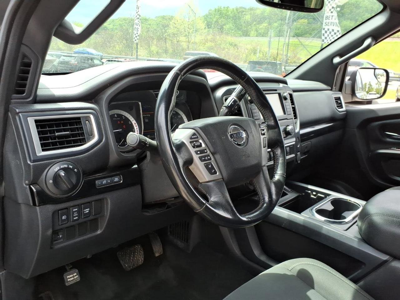 Used 2019 Nissan Titan SV w/ SV Convenience Package AWD/4WD image 6