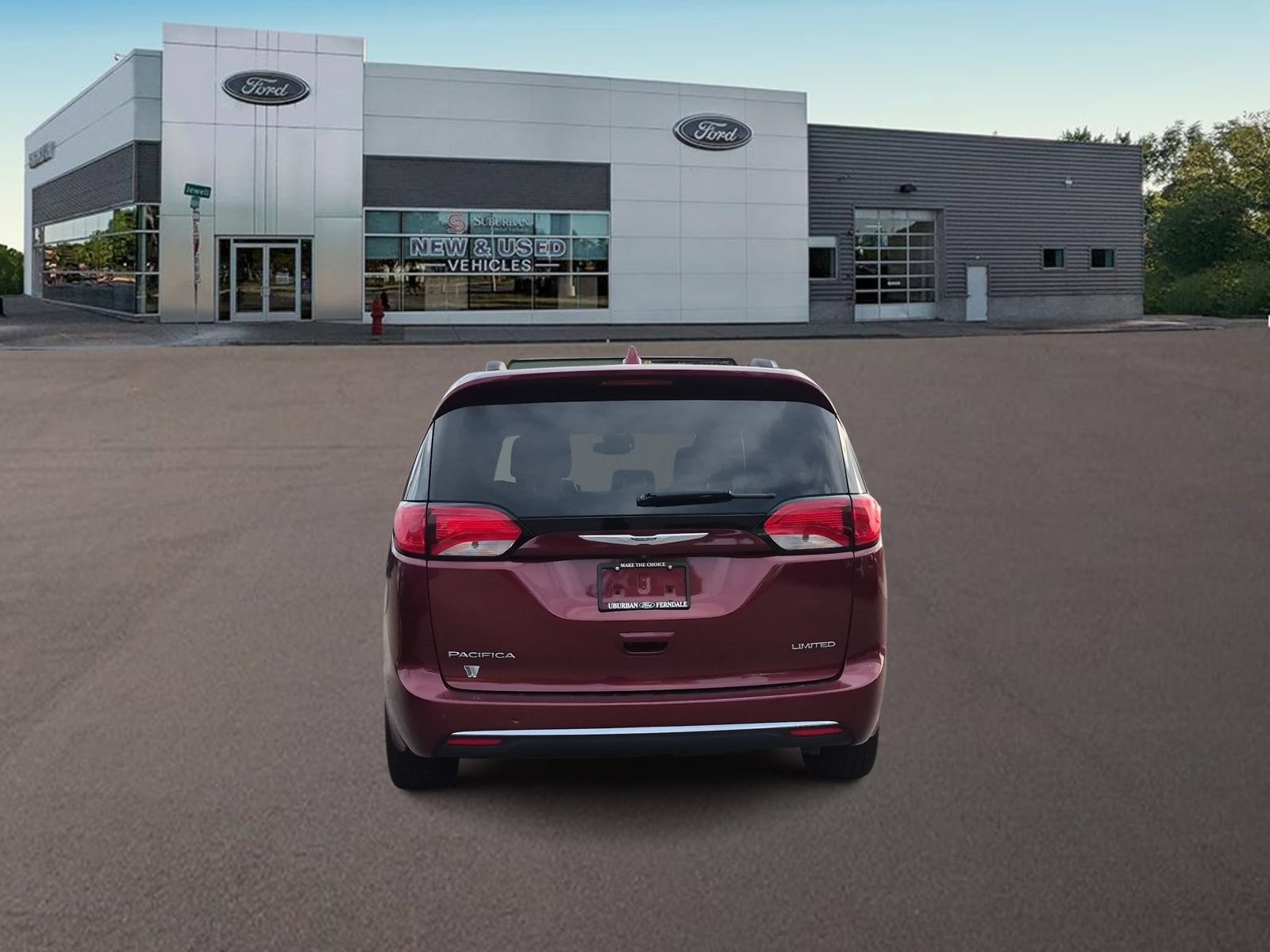 Used 2019 Chrysler Pacifica Limited w/ Tire & Wheel Group FWD image 8