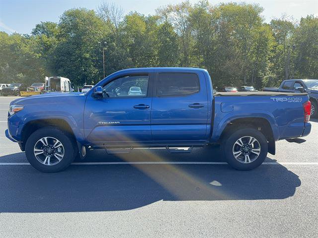 Used 2016 Toyota Tacoma TRD Sport w/ Towing Package AWD/4WD image 2
