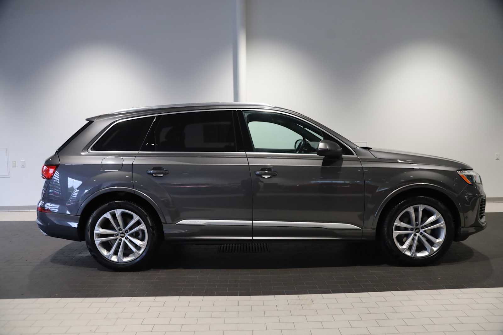 Used 2025 Audi Q7 3.0T Prestige w/ Prestige Package AWD/4WD image 8