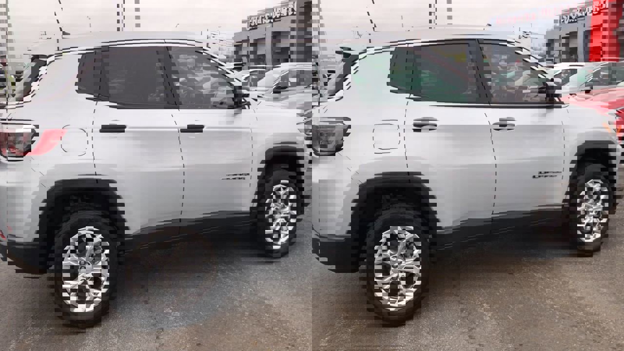 Used 2024 Jeep Compass Sport image 9