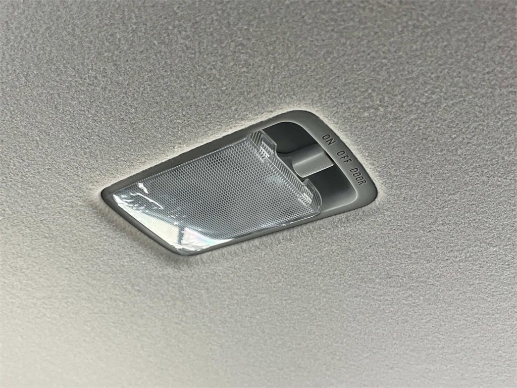 Used 2025 Nissan Versa SR w/ Trunk Package image 38