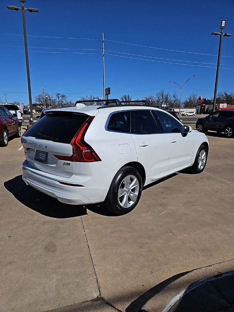 Used 2022 Volvo XC60 B5 Momentum image 5
