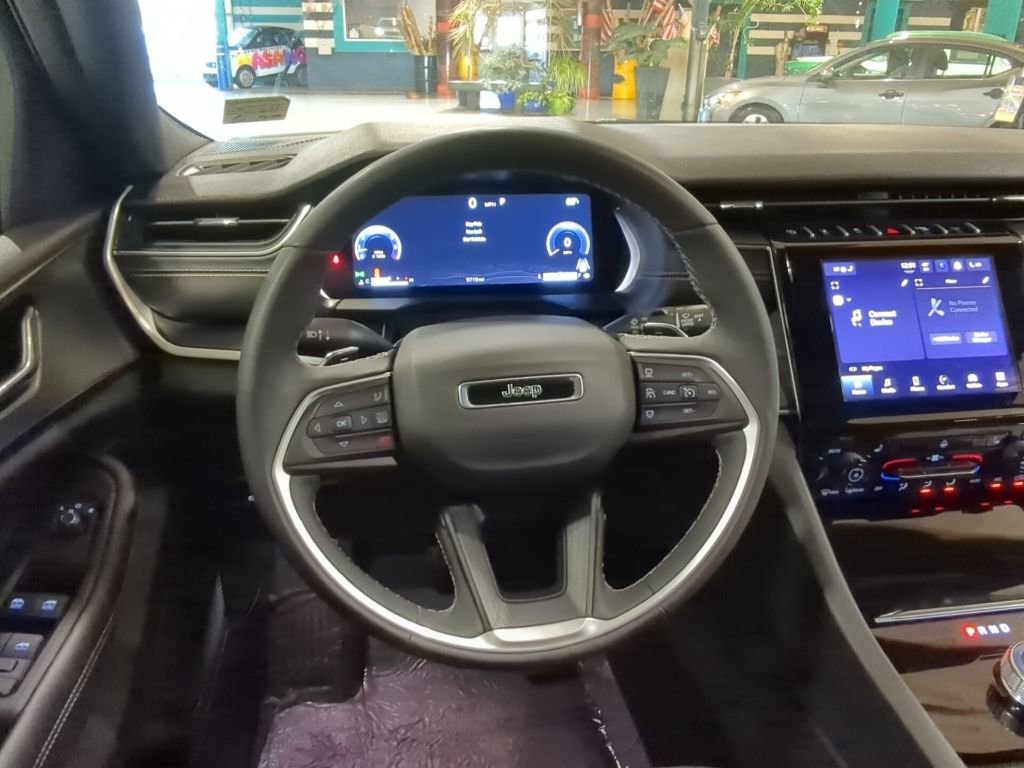 Used 2025 Jeep Grand Cherokee L Altitude image 2