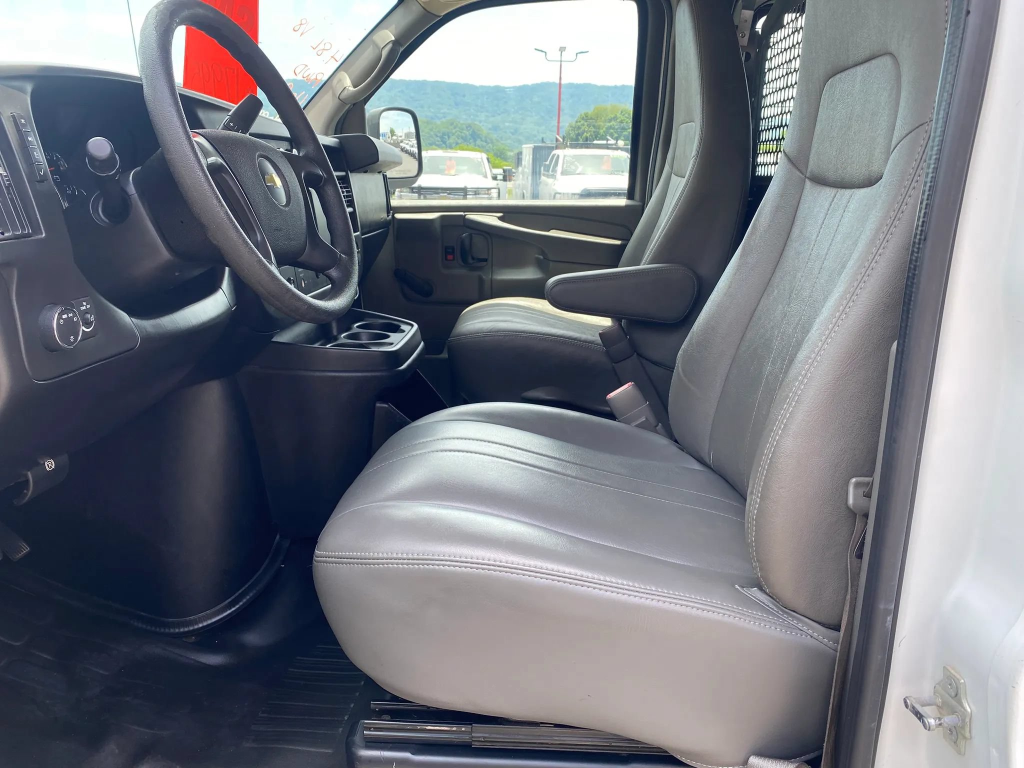 Used 2011 Chevrolet Express 2500 RWD image 9