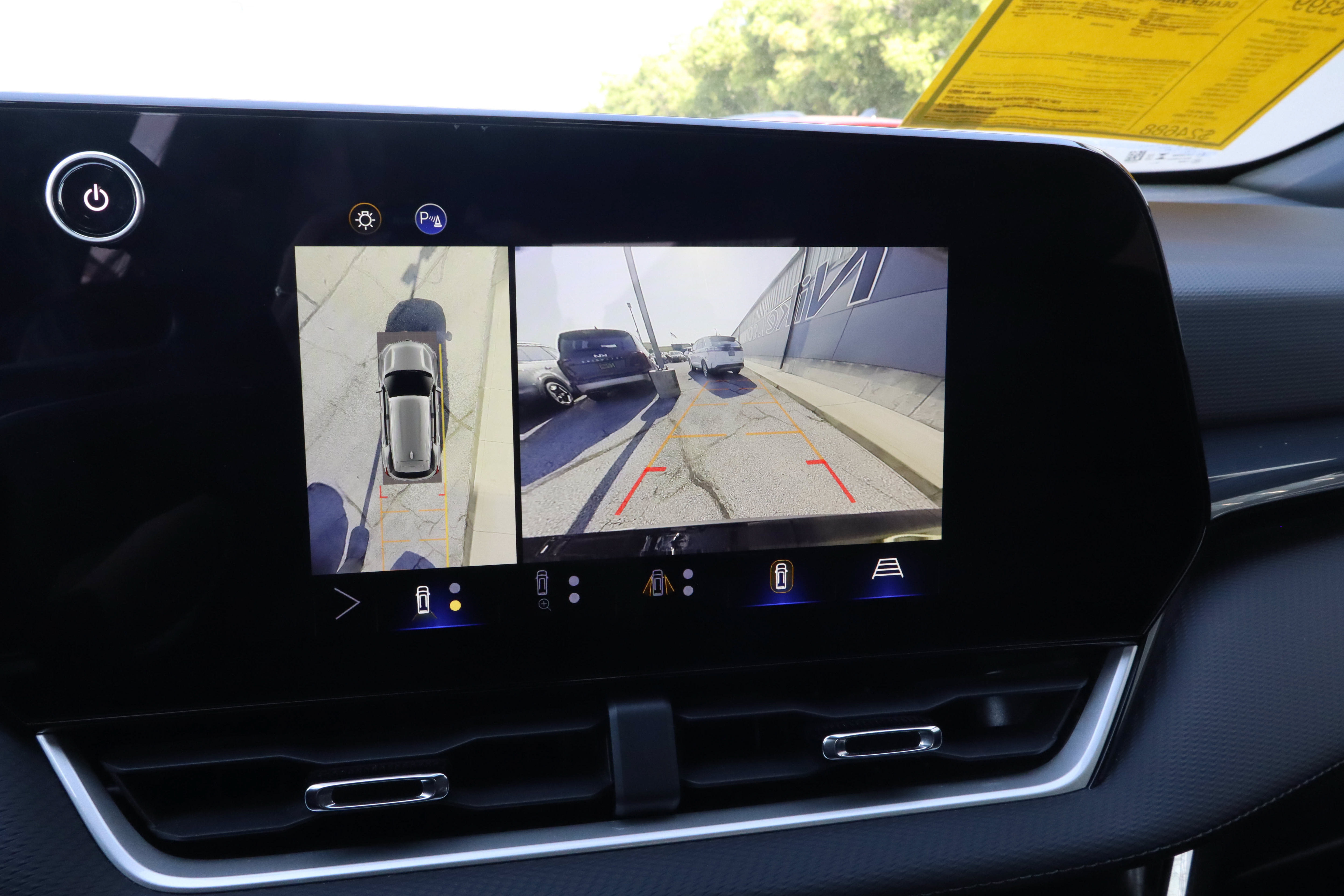 Used 2025 Chevrolet Equinox LT w/ Convenience Package II FWD image 12