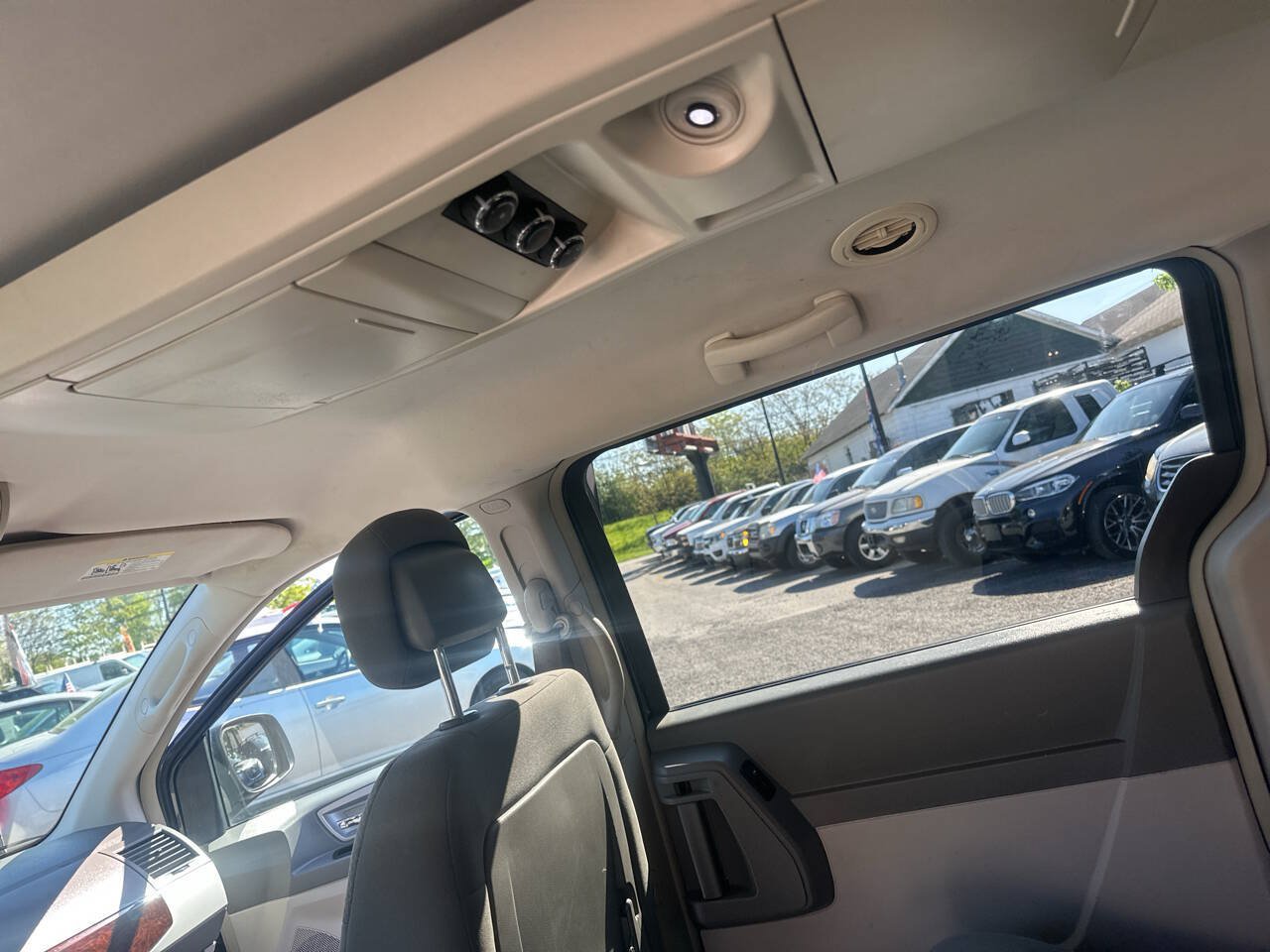 Used 2010 Chrysler Town & Country Touring FWD image 17