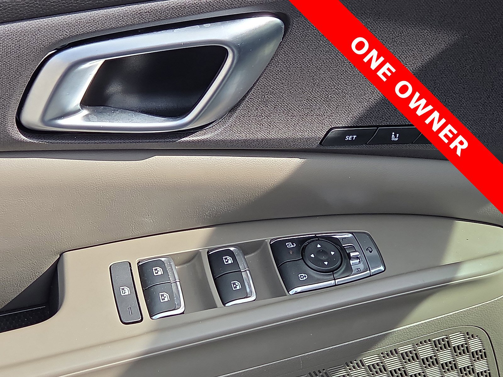 Used 2025 Kia Carnival EX image 15