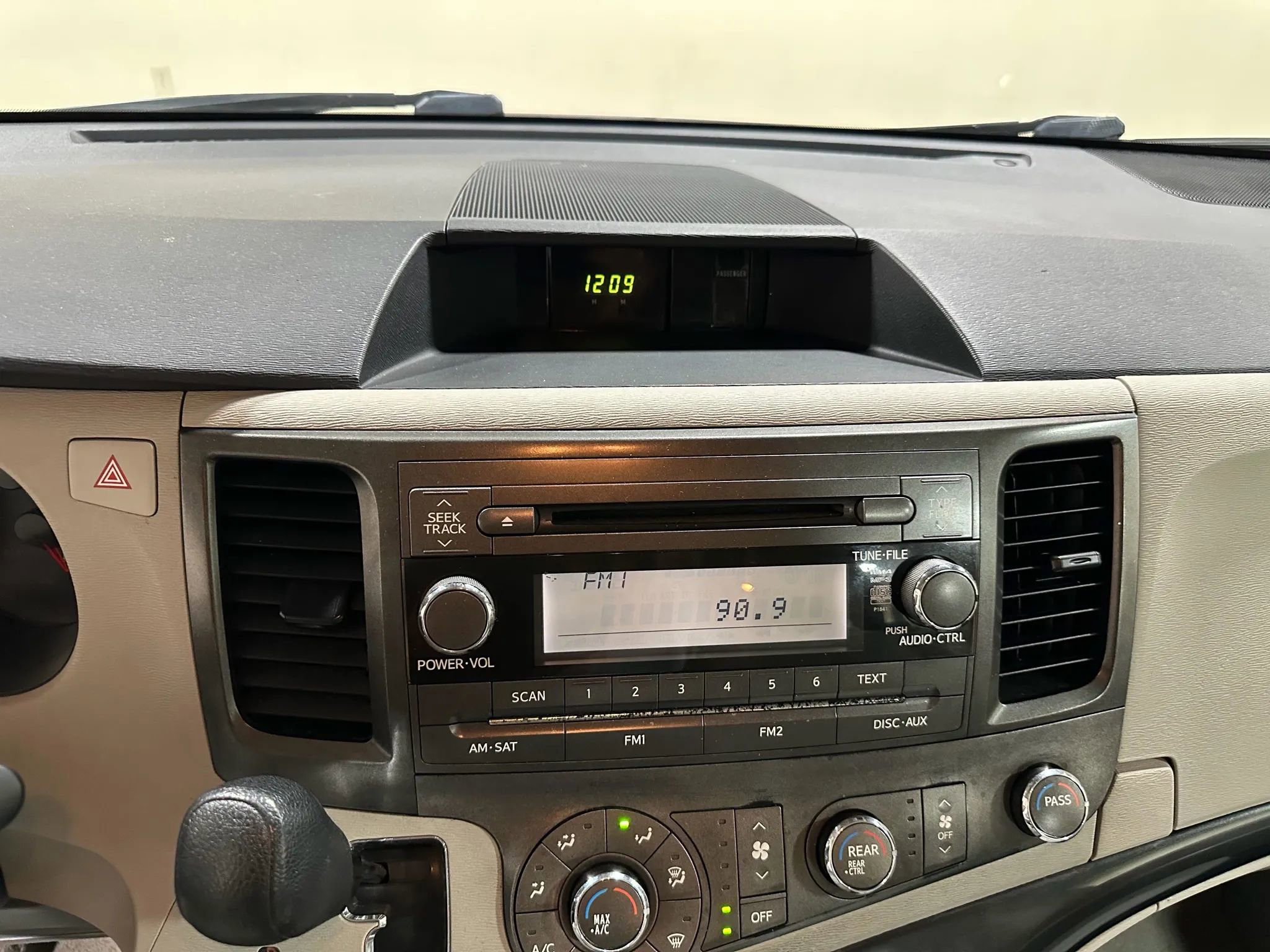 Used 2012 Toyota Sienna image 38