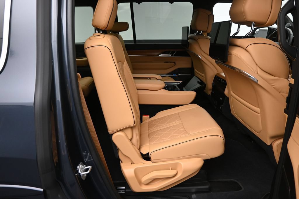 Used 2025 Jeep Grand Wagoneer Series III w/ Rear Seat Video Group 1 AWD/4WD image 13