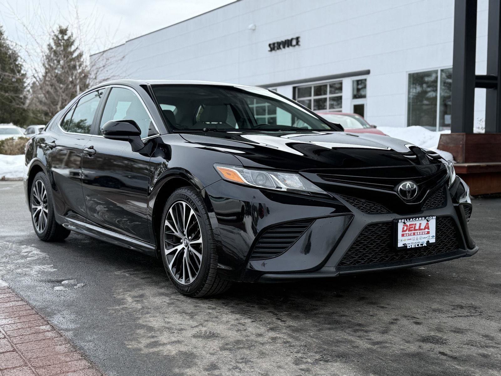 Used 2020 Toyota Camry SE image 3