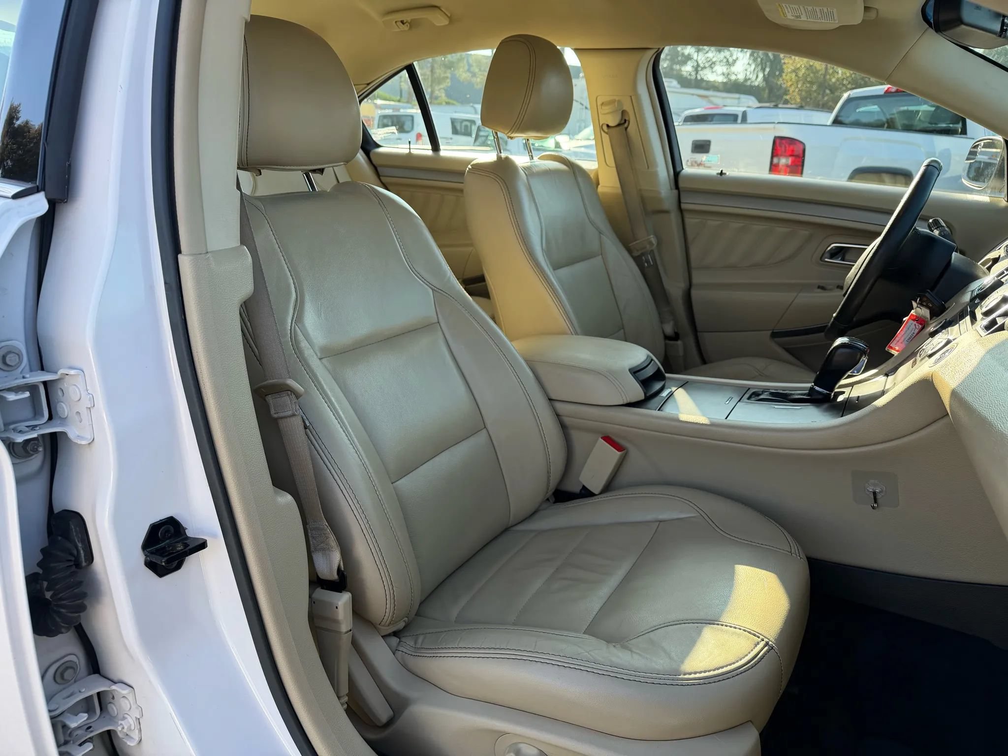 Used 2016 Ford Taurus SEL FWD image 22