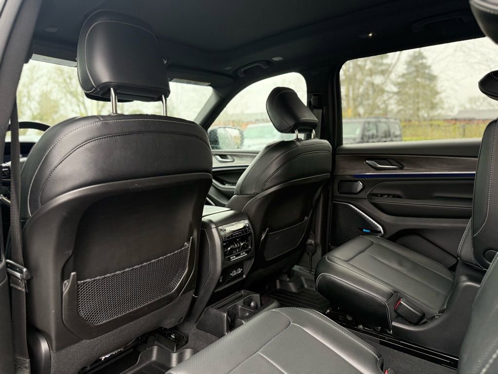 Used 2023 Jeep Grand Cherokee L Overland image 15