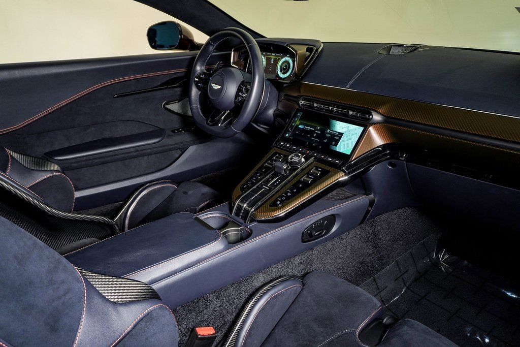 Used 2025 Aston Martin V8 Vantage Coupe image 17