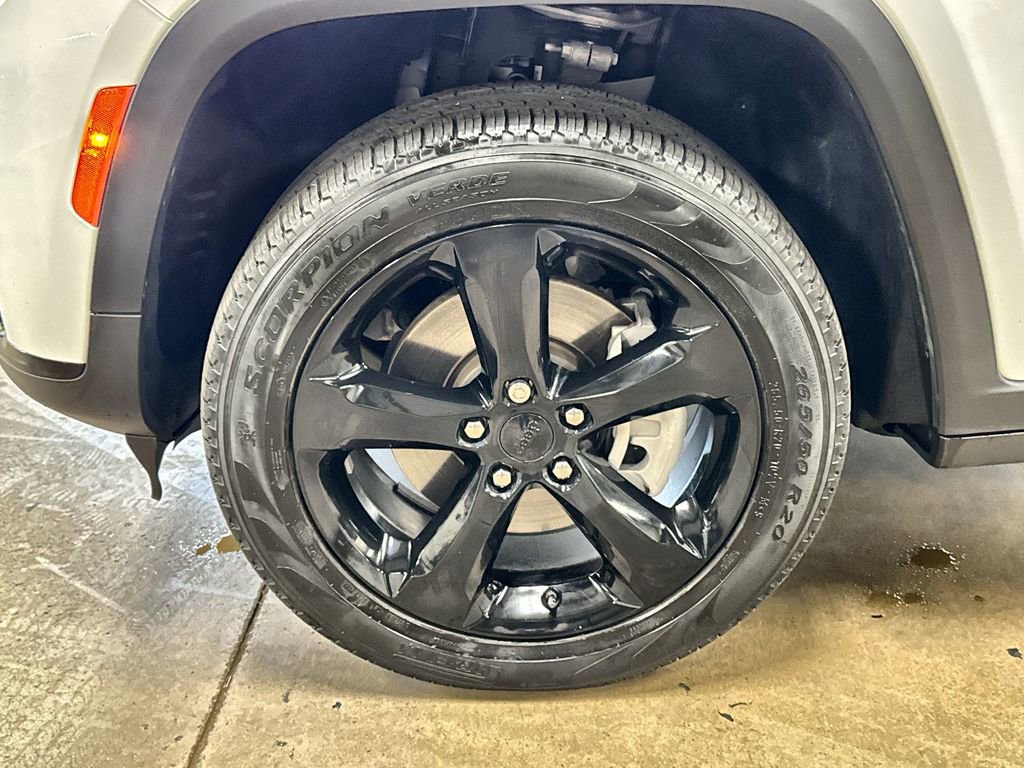 Used 2024 Jeep Grand Cherokee L Limited w/ Black Appearance Package image 34