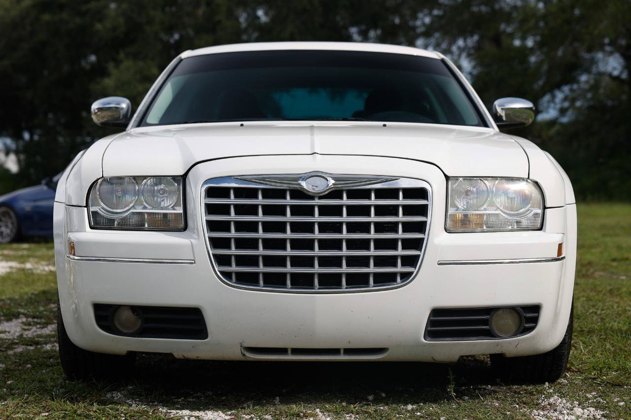 Used 2010 Chrysler 300 Touring RWD image 17