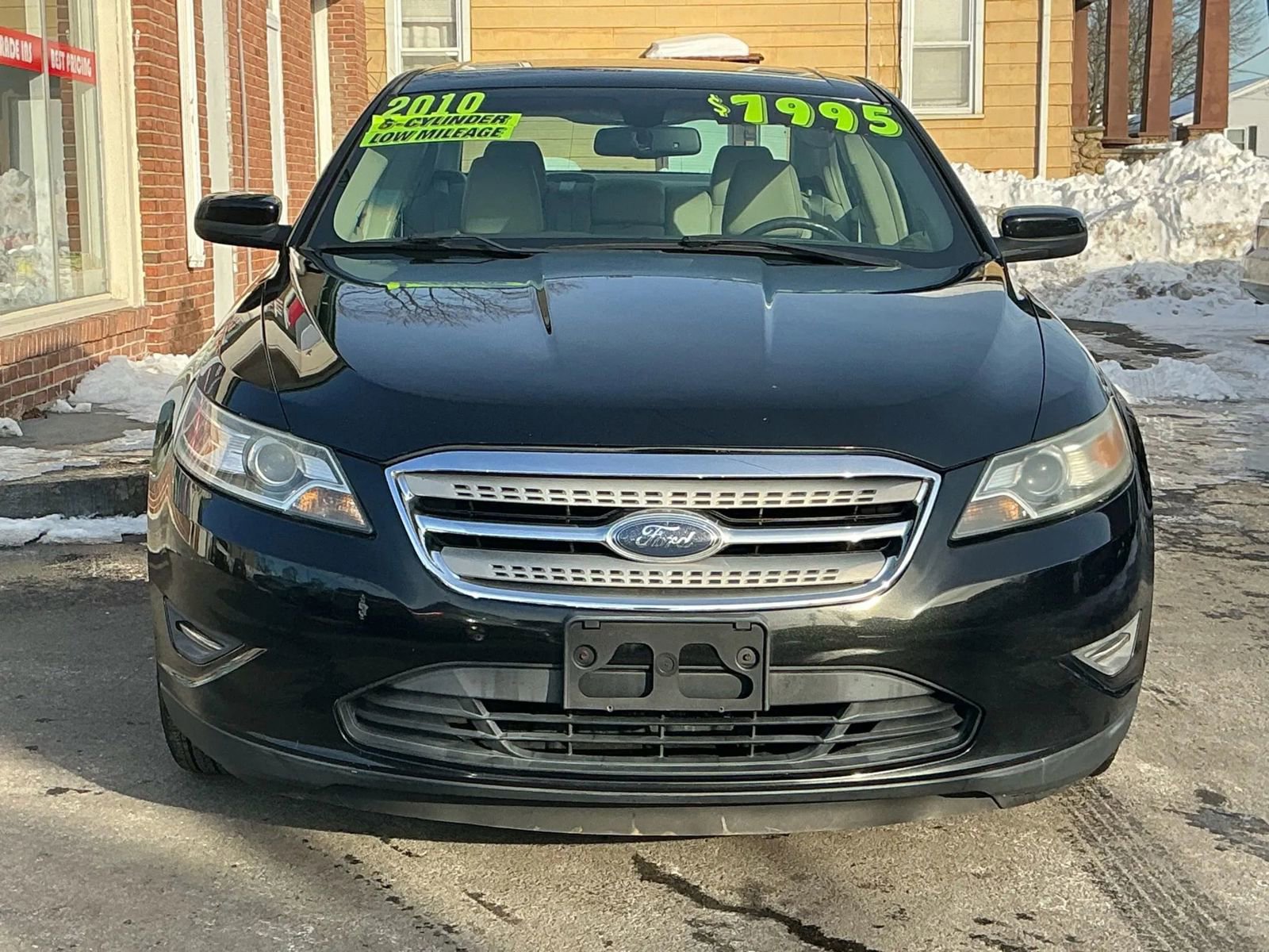 Used 2010 Ford Taurus SEL image 2