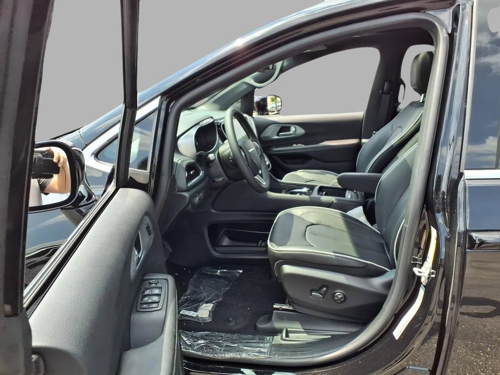 New 2026 Chrysler Pacifica Limited w/ Uconnect Theater Family Group FWD image 20