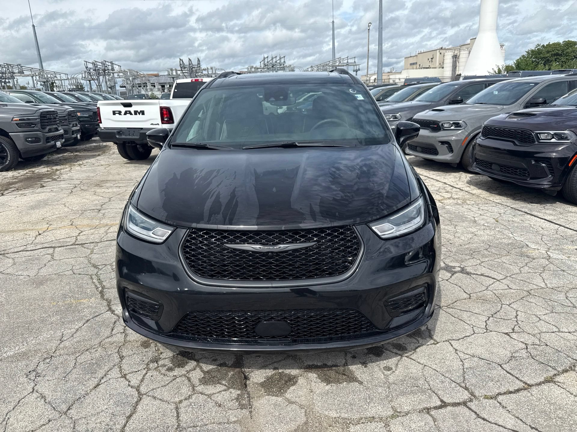 Used 2025 Chrysler Pacifica Limited FWD image 2