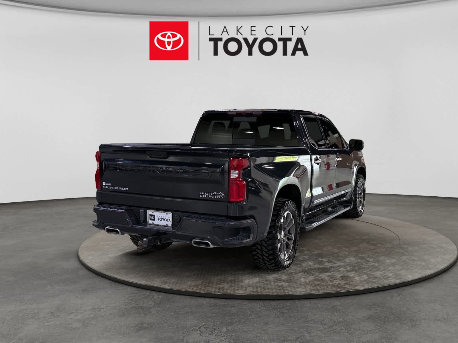 Used 2023 Chevrolet Silverado 1500 High Country w/ Z71 Off-Road Package AWD/4WD image 9