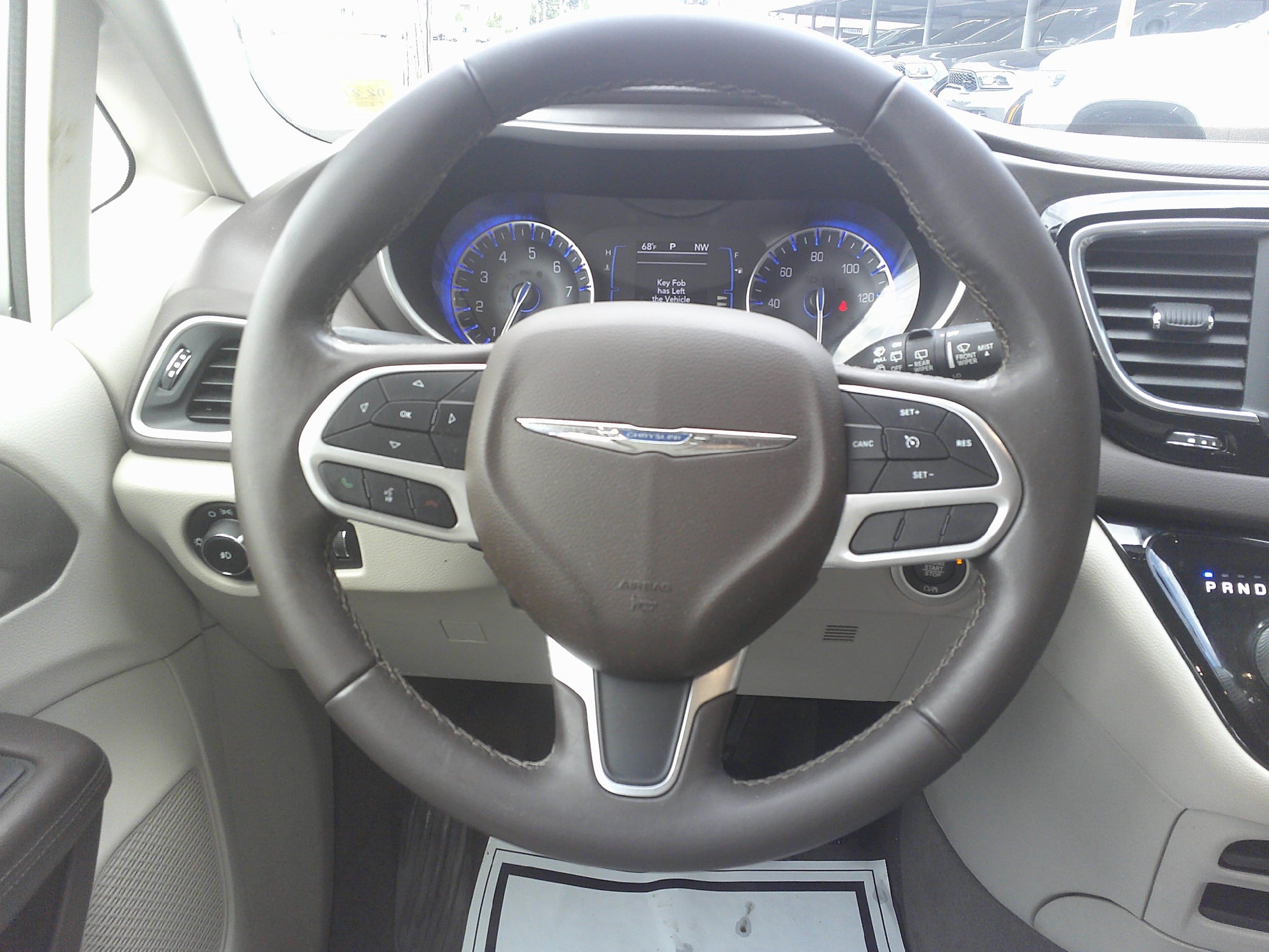 Used 2018 Chrysler Pacifica Touring-L FWD image 17