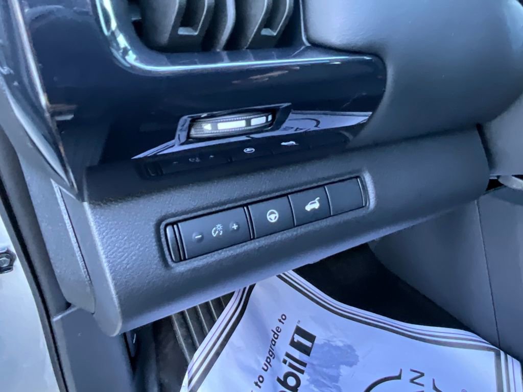 Used 2025 Nissan Pathfinder SV w/ SV Premium Package image 38