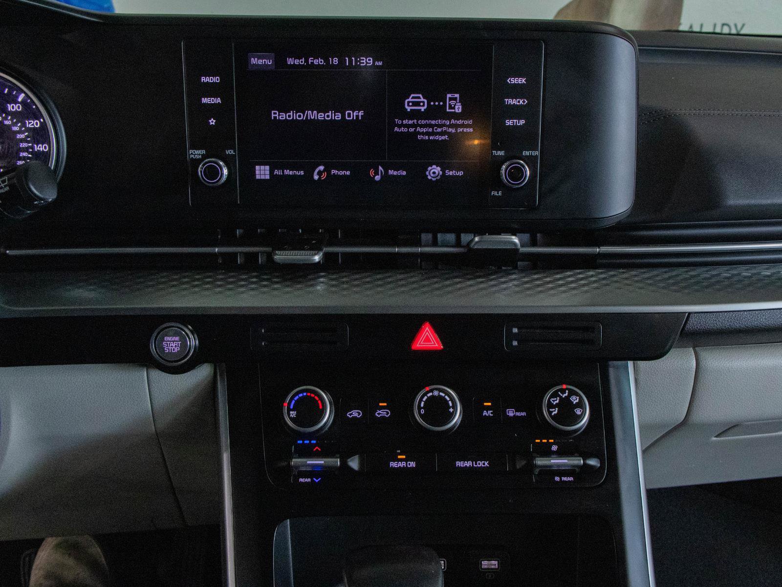 Used 2024 Kia Carnival LX image 4