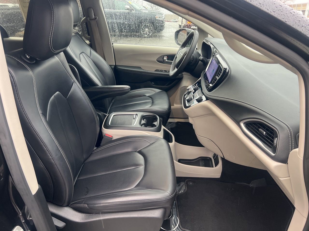 Used 2023 Chrysler Pacifica Touring-L image 25