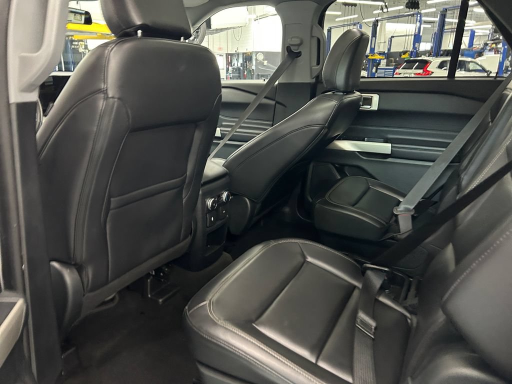 Used 2021 Ford Explorer XLT w/ Equipment Group 202A AWD/4WD image 19
